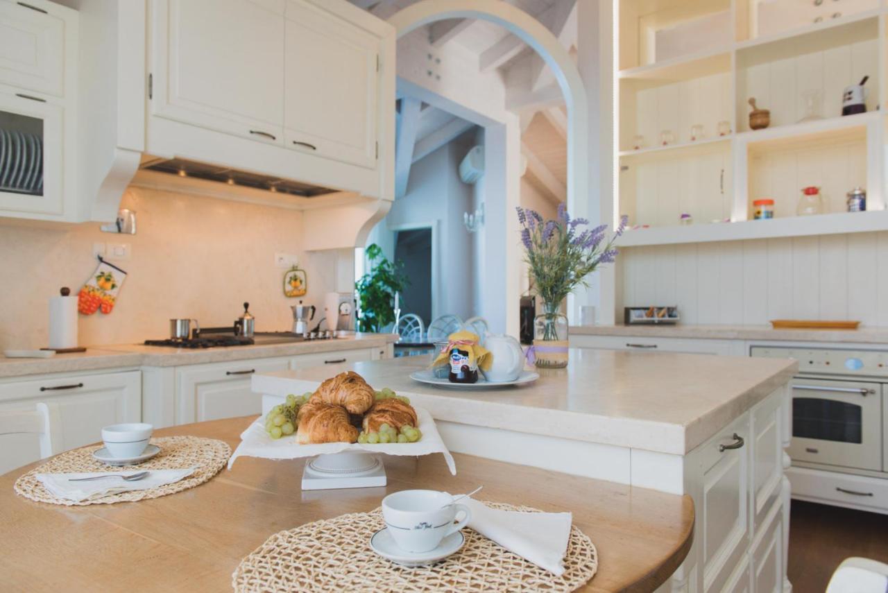 Villa Lilla Sulla Spiaggia Di San Vincenzo Luxury מראה חיצוני תמונה